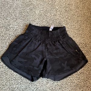 Lululemon Hotty Hot Shorts Mid-Rise lined. Cami size 2